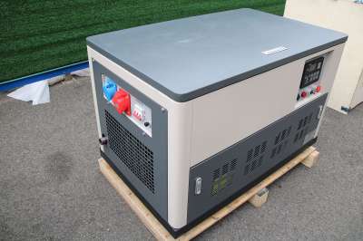 картинка Бензиновый генератор Амперос LT25000E-3 в шумозащитном кожухе с АВР от магазина Генератор Центр